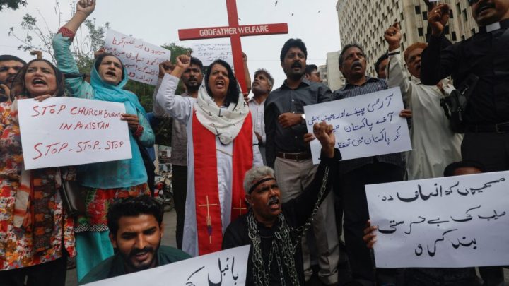 Pakistani Christians chant ‘Jesus is great’ at funeral of man who died after mob attack